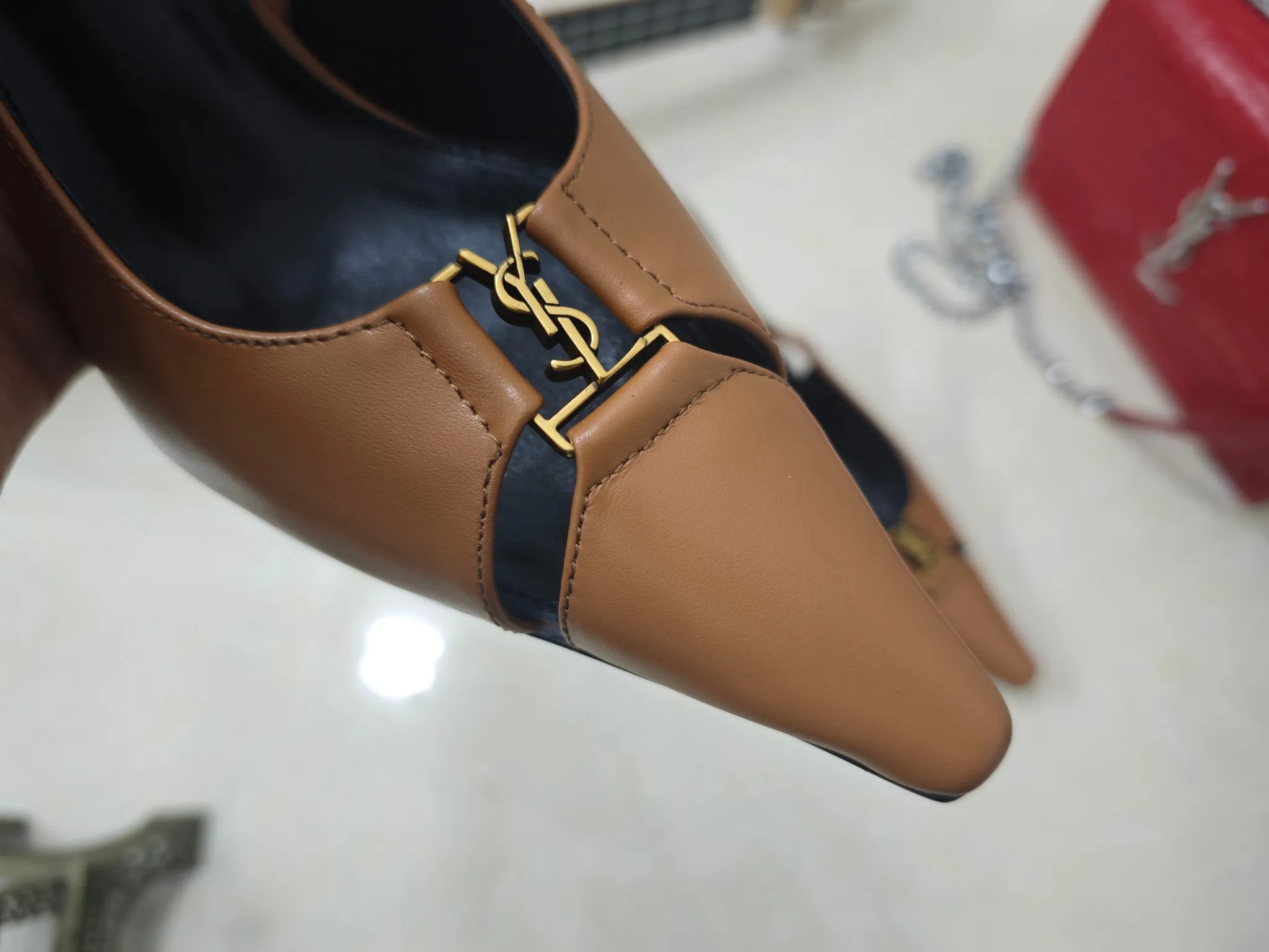 👟👟Ex-factory price 540👟👟 【Saint Laurent】Yves Saint Laurent, high-heeled YSL high heels💃2025 early spring counter synchronizes the latest styles, YSL, decoration👣 Classic and high-quality glamorous masterpieces, the hottest autumn and winter series in the counter, with temperament, fashion, classic and attractive design style 😌The effect on the feet is particularly beautiful〰️, the materials are imported from Italy 🇮🇹 calf, imported black sheepskin, lining, and foot pads; sheepskin, stiletto high heels, size 35-41 (34.41.42 must be customized, non-refundable) outsole; imported genuine leather outsole, with full counter packaging